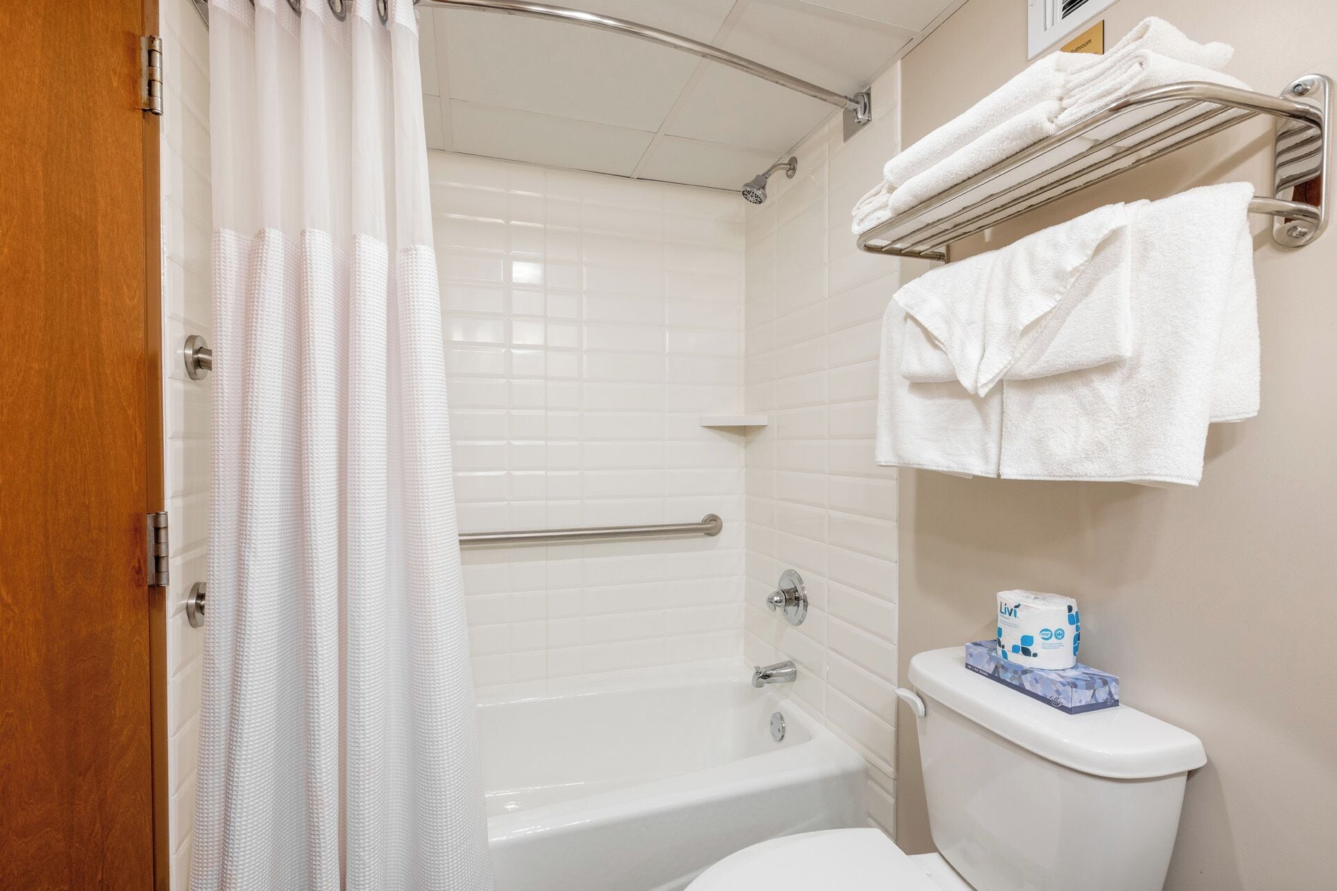 Kamer | Een bureau, verduisterende gordijnen, een strijkplank/strijkijzer