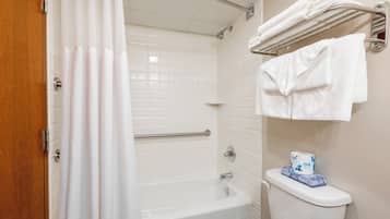 Kamer | Een bureau, verduisterende gordijnen, een strijkplank/strijkijzer