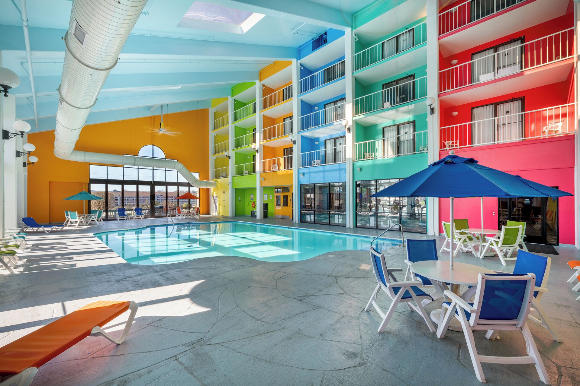 Inomhuspool och solstolar