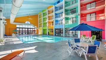 Inomhuspool och solstolar