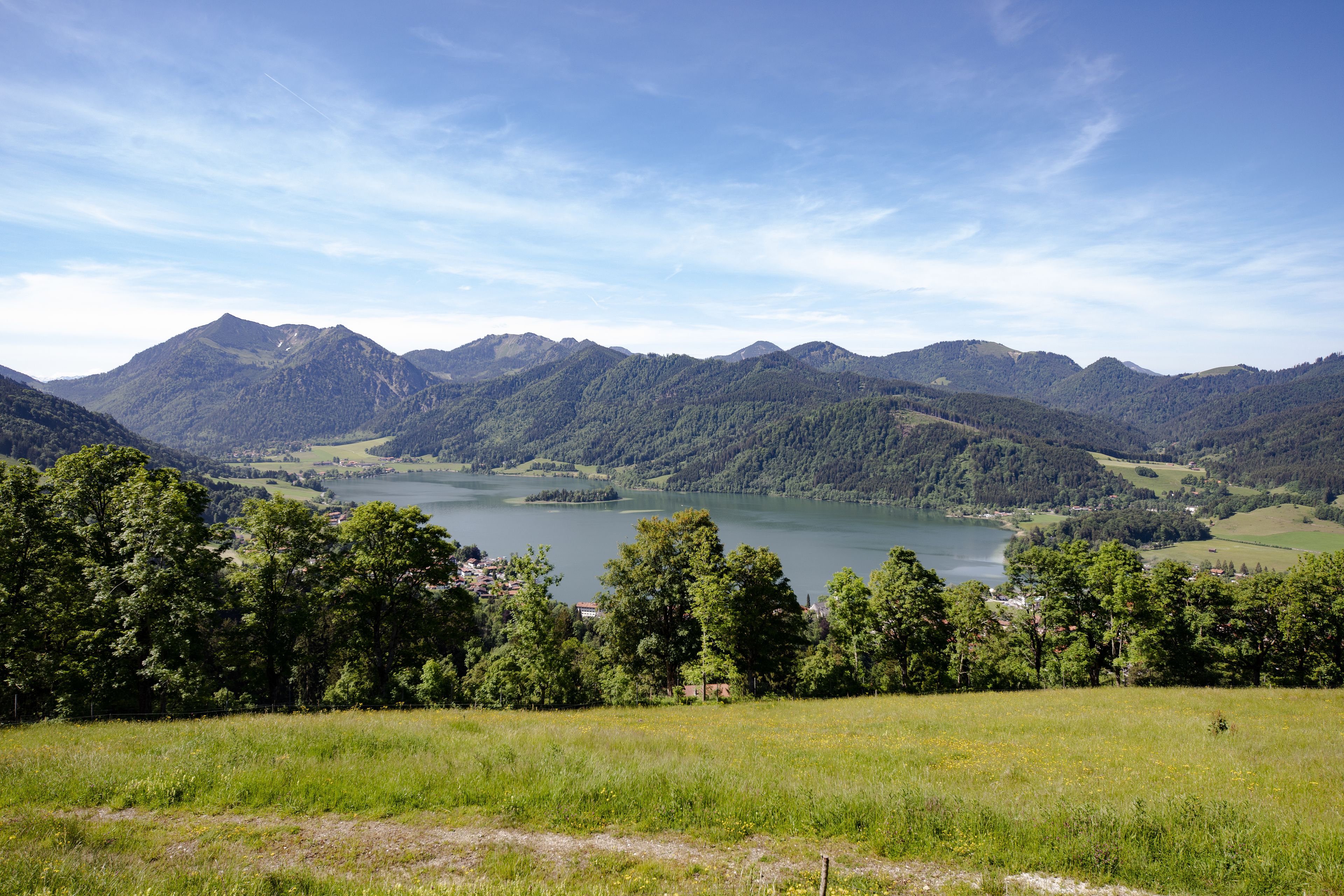 Eine Berglandschaft mit einem See und bewaldetem Gebiet.