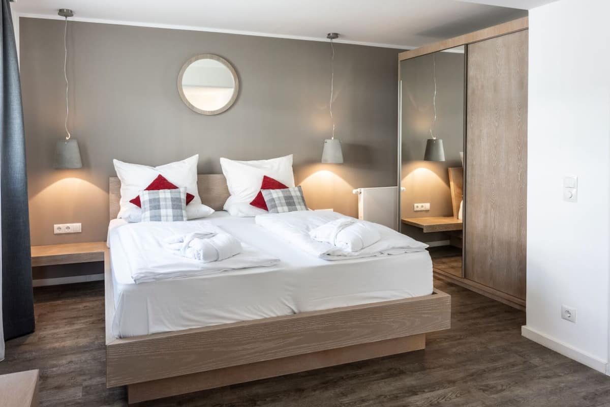 deluxe suite, 3 bedrooms | 1 bedroom, premium bedding, pillow-top beds, free minibar