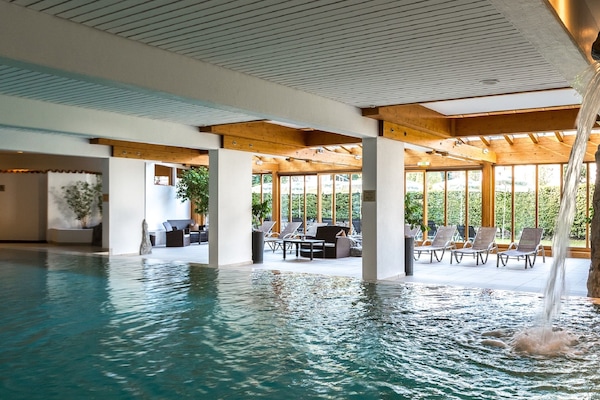 Una piscina techada, abierta desde las 07:00 hasta las 22:00, sombrillas