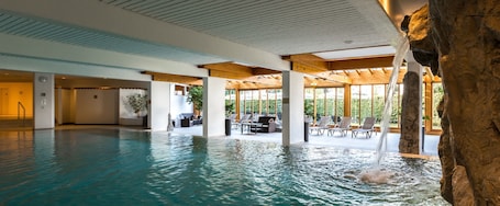 Una piscina techada, abierta desde las 07:00 hasta las 22:00, sombrillas