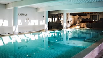 Innenpool, geöffnet von 07:00 Uhr bis 22:00 Uhr, Sonnenschirme