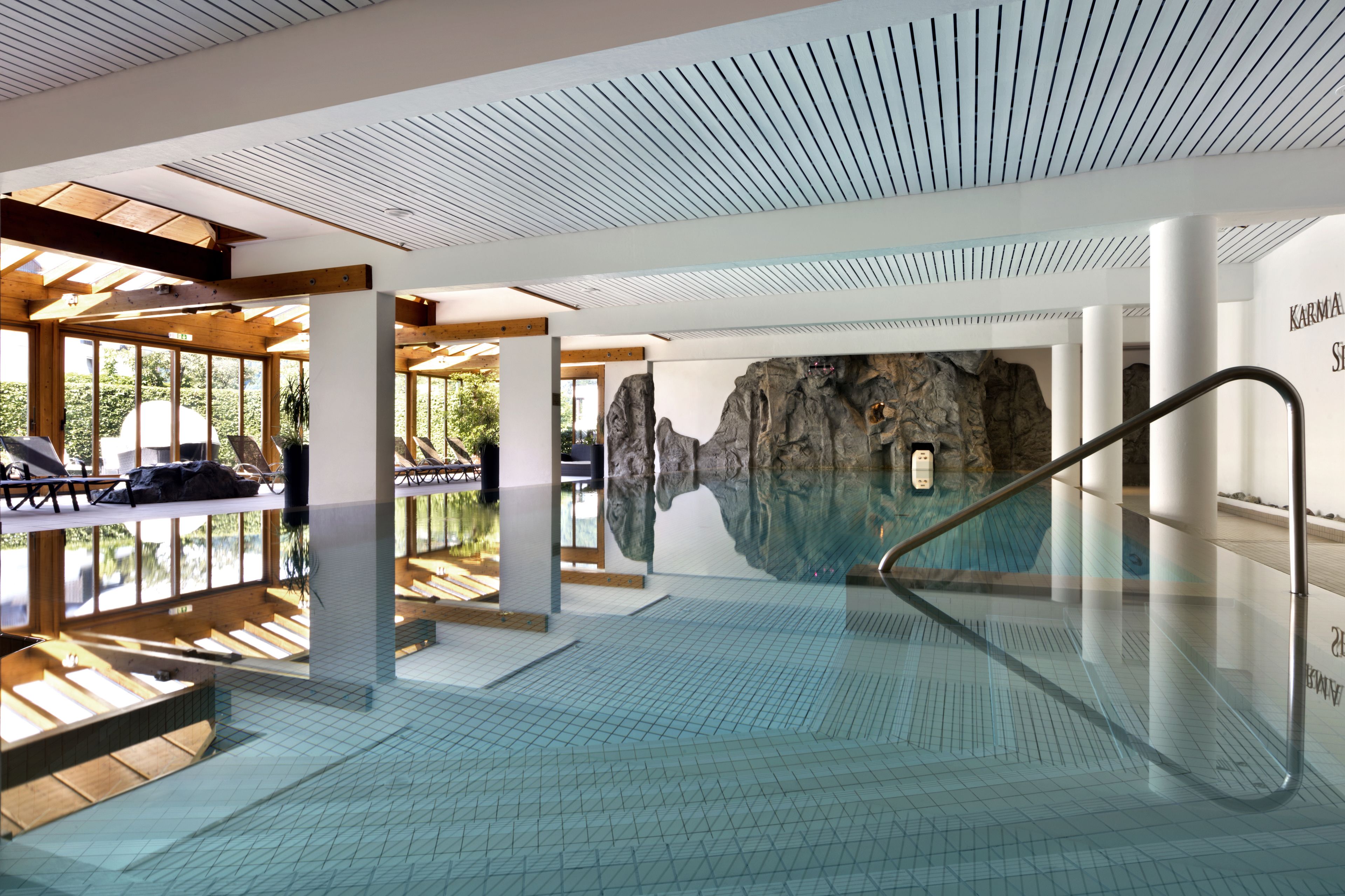 室内游泳池，07:00 至 22:00 开放，池畔遮阳伞，日光浴躺椅