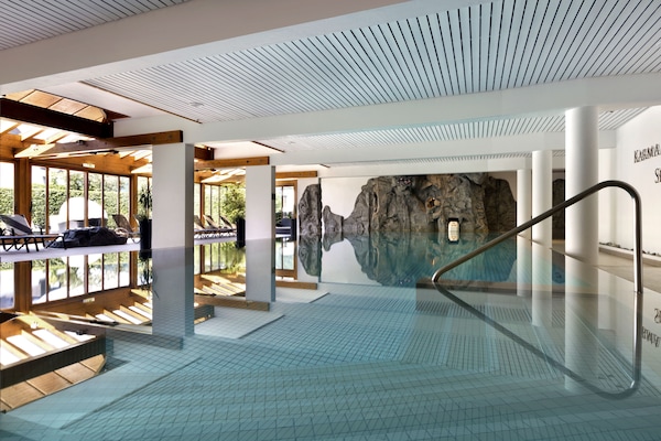 Piscine couverte, parasols de plage, chaises longues