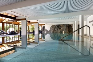 Una piscina techada, abierta desde las 07:00 hasta las 22:00, sombrillas