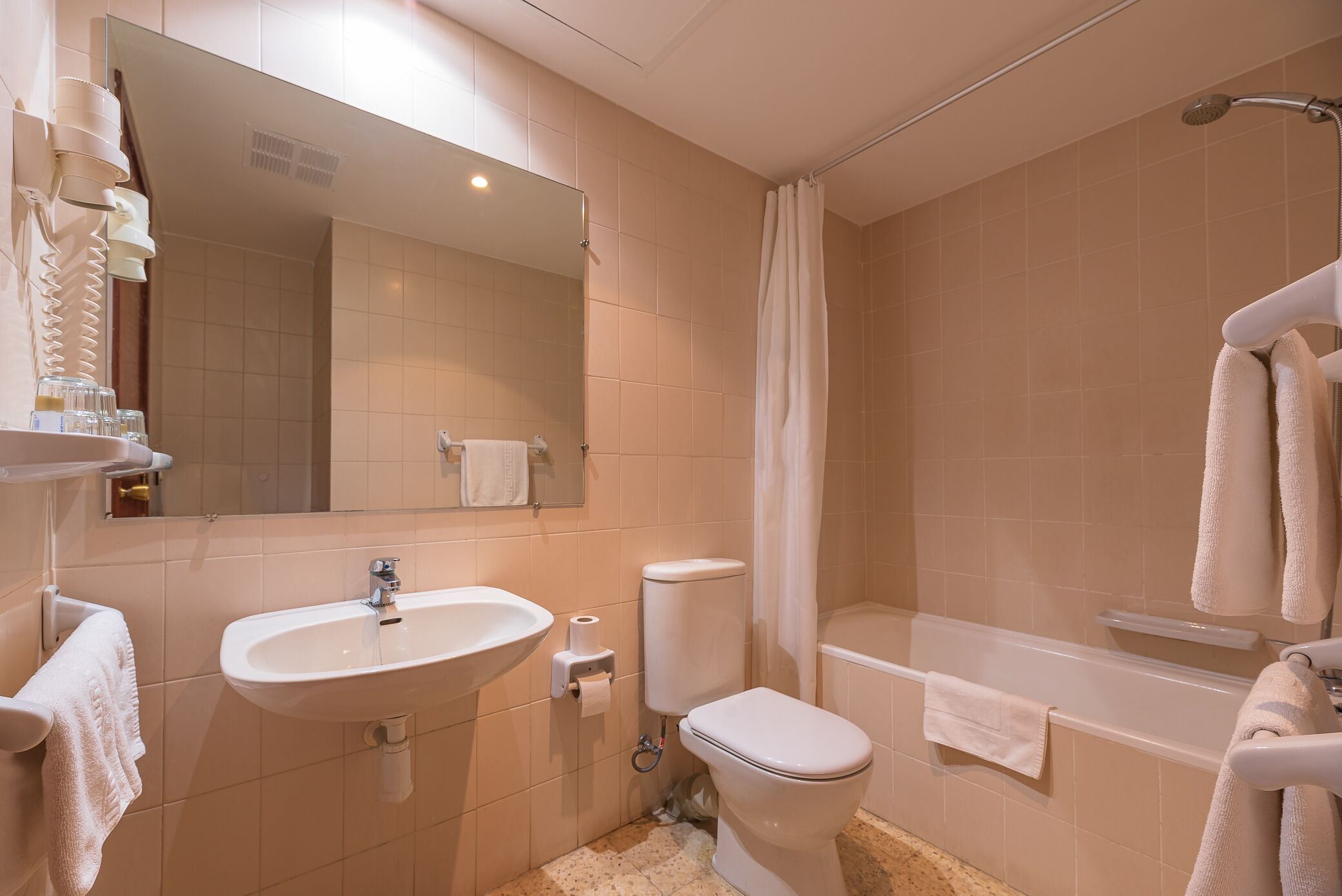 Een badkamer met een wastafel, toilet en bad.