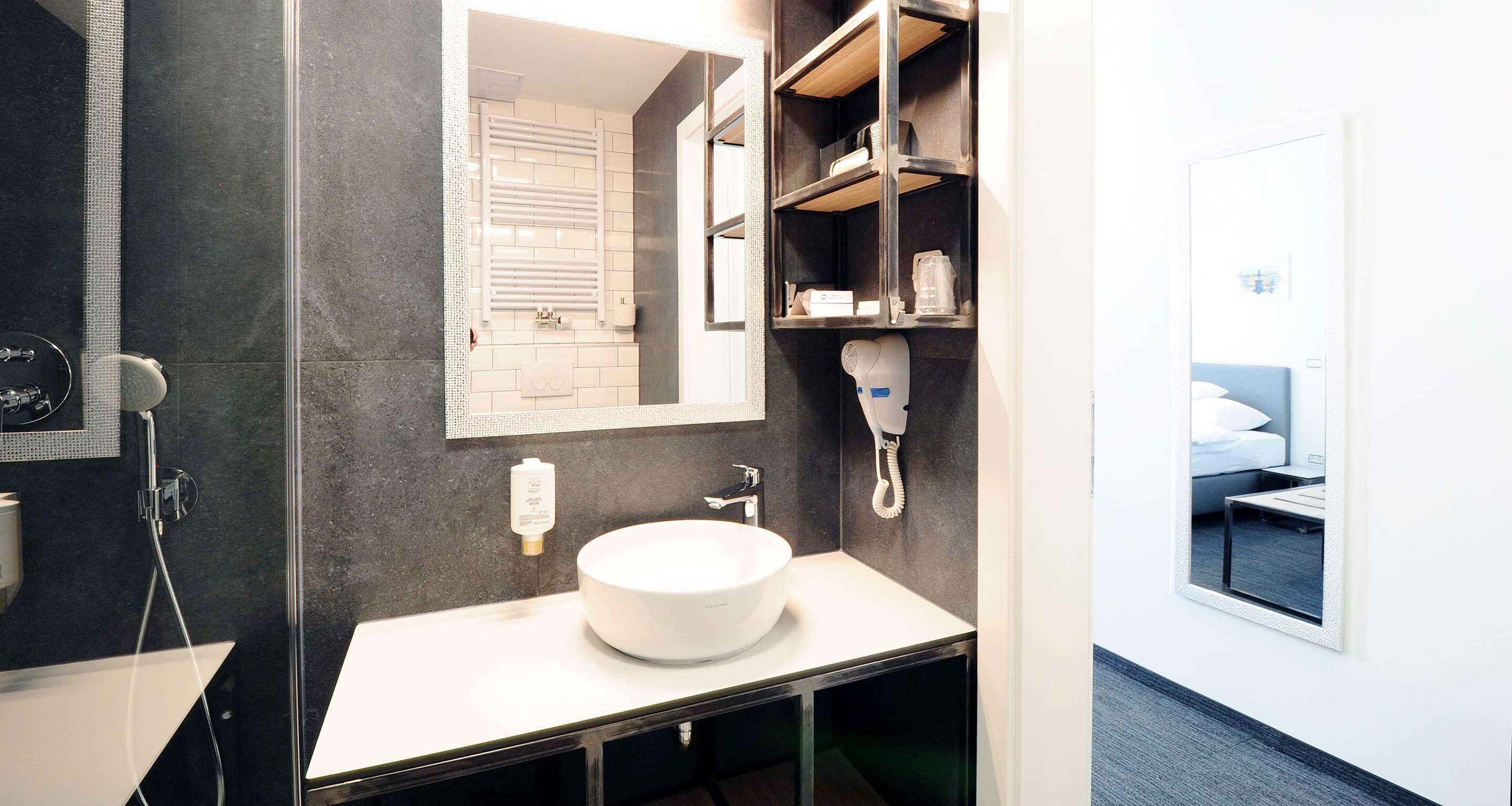 superior room, 1 single bed | bathroom | shower, free toiletries, hair dryer, towels