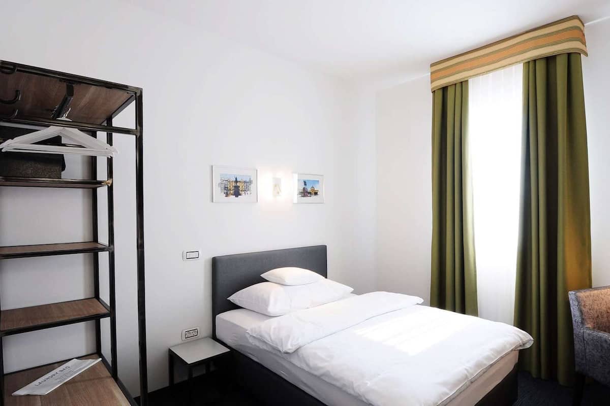 Ropa de cama de alta calidad, edredón, camas con pillow-top y minibar 