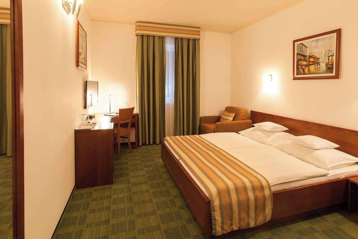 Comfort Room, 1 King Bed (with Sofabed) | Premium bedding, down duvets, pillow-top beds, minibar