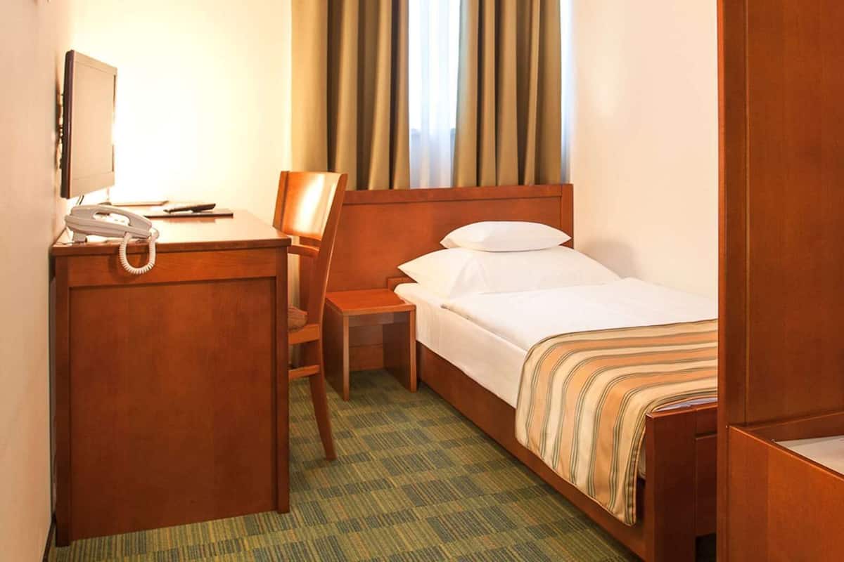 Ropa de cama de alta calidad, edredón, camas con pillow-top y minibar 