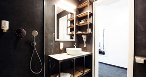 Habitación superior, 1 cama individual | Baño | Regadera, amenidades de baño gratuitas, secadora de cabello, toallas 