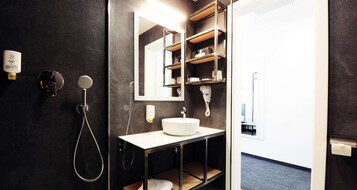 Ducha, artículos de tocador gratuitos, secador de pelo, toallas