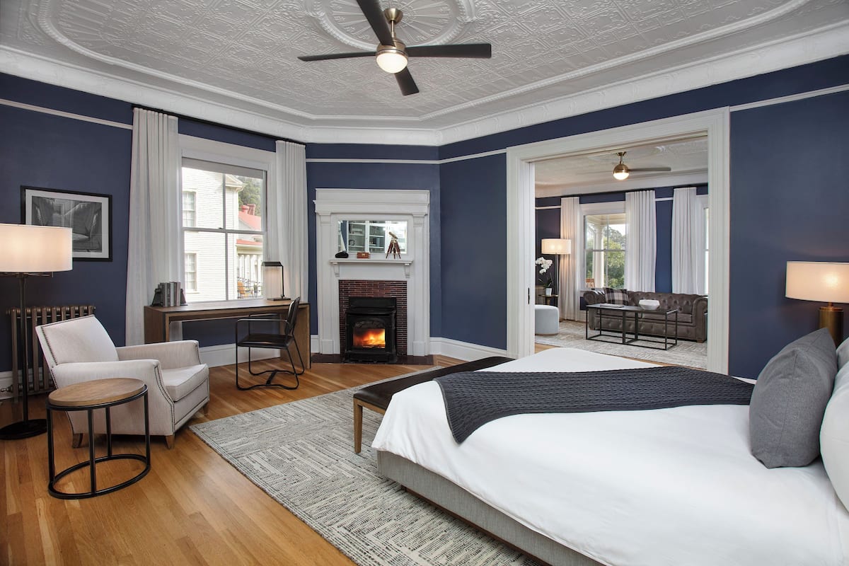 1 bedroom, premium bedding, free minibar, in-room safe