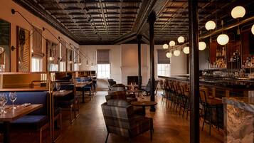2 restaurants; breakfast, lunch, dinner and brunch served