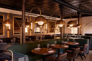 2 restaurants; s'hi serveixen esmorzars, dinars i sopars