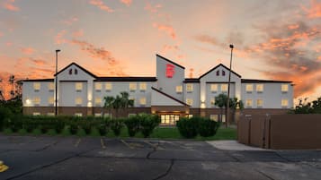 Um hotel com telhado plano e uma placa com a inscrição 'Red Roof'.