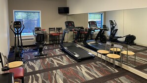 A fitness center with treadmills, stationary bikes, and a mirrored wall. - Red Roof Inn Panama City (Panama City)