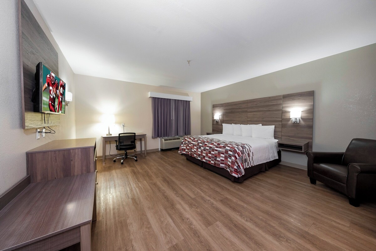 Deluxe Room, 1 King Bed, Non Smoking, Kitchenette | Blackout curtains, iron/ironing board, free cots/infant beds