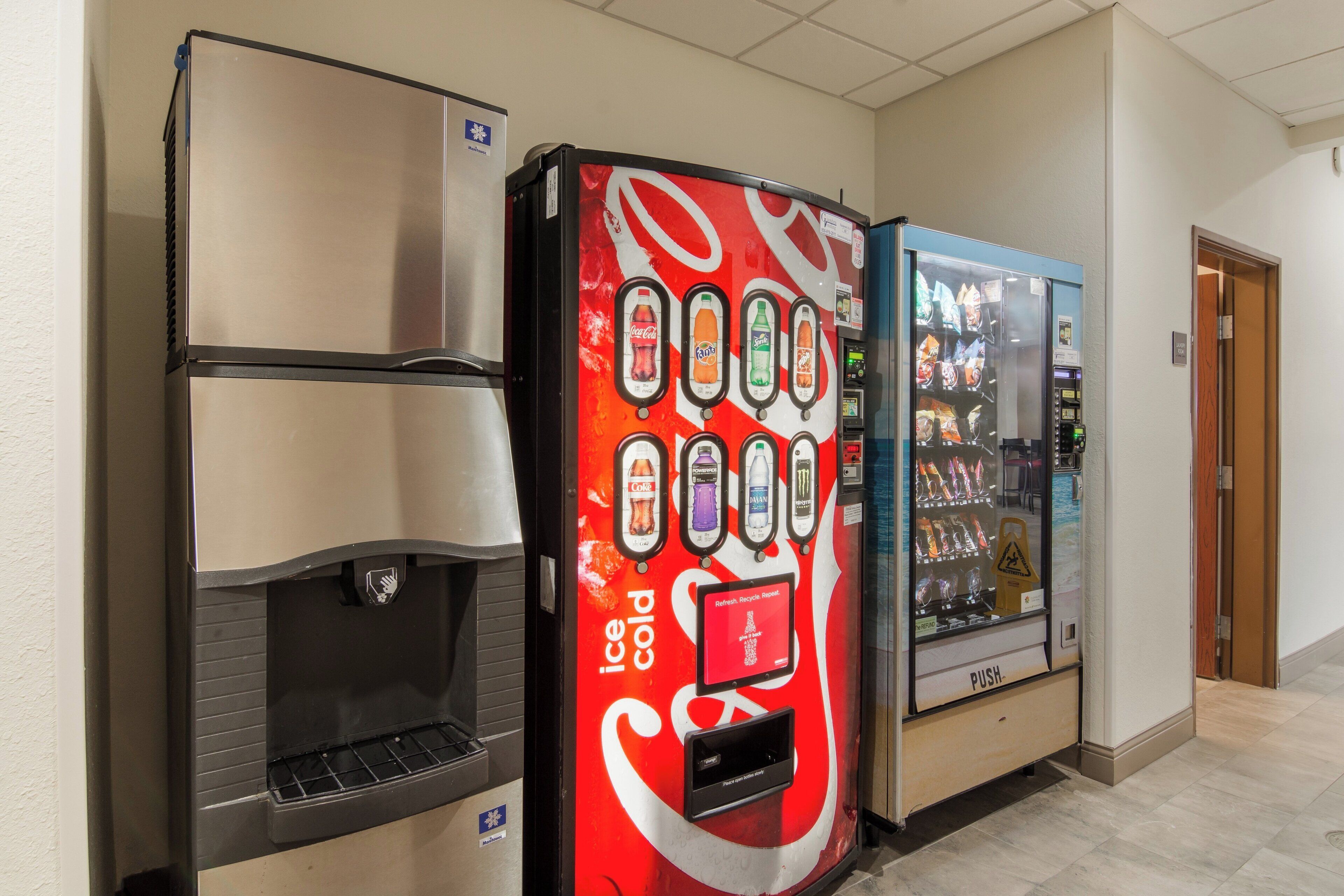 Máquina automática de vendas com logotipo Coca-Cola e um botão para dispensar produtos.
