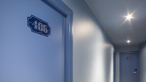 A hallway with a blue door marked "406" and another door marked "408". - Hotel El Call (Barcelona)
