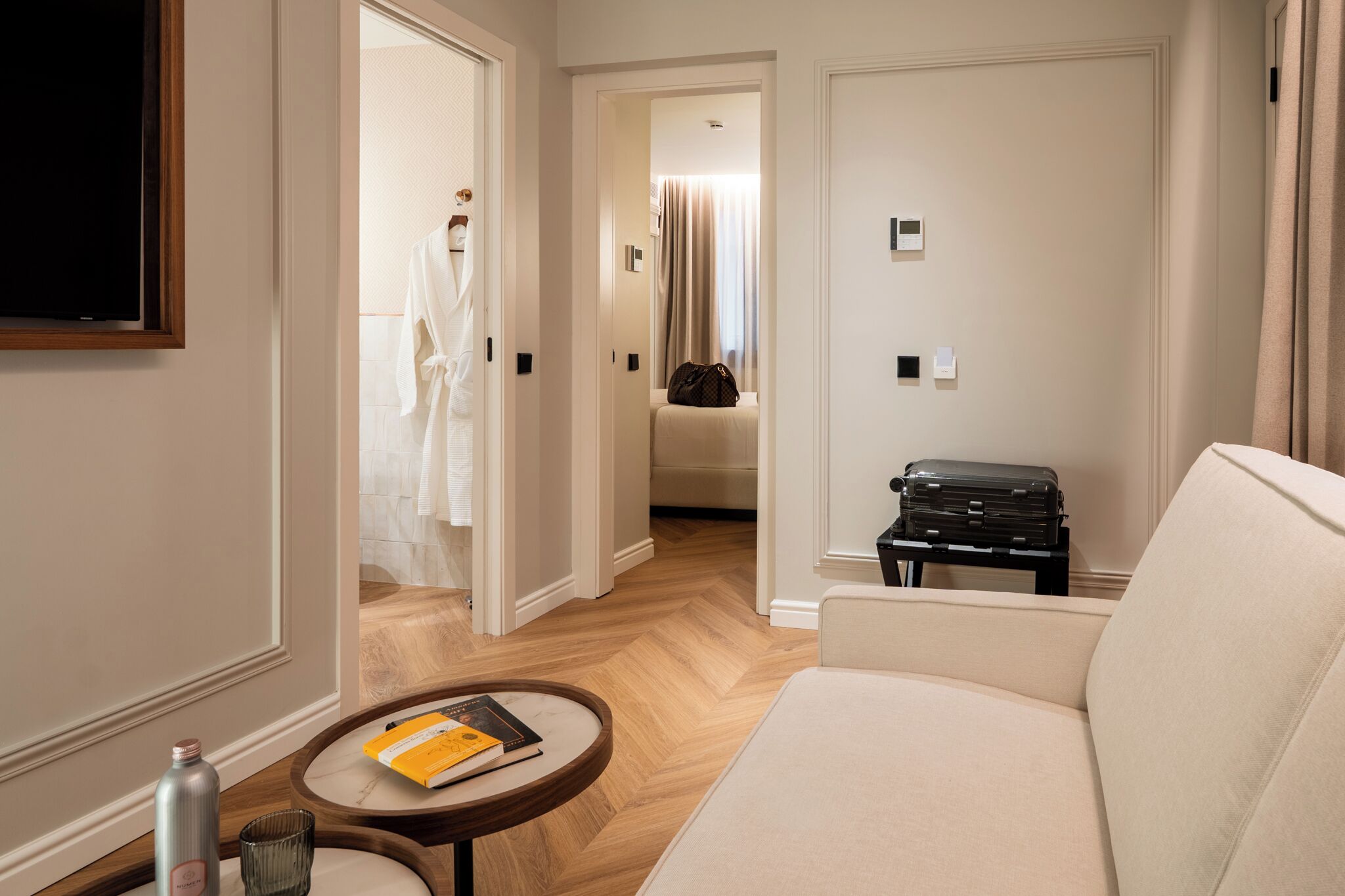 Suíte estúdio júnior | Cofres nos quartos, escrivaninha, cortinas blackout