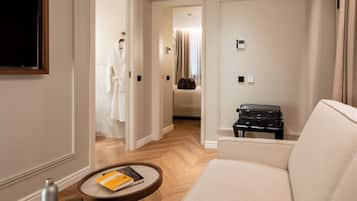 Junior Studio Suite | In-room safe, desk, blackout drapes, iron/ironing board