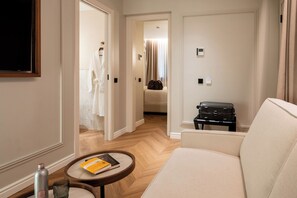 Junior-studiosviitti | Tallelokero huoneessa, työpöytä, pimennysverhot, silitysrauta/-lauta