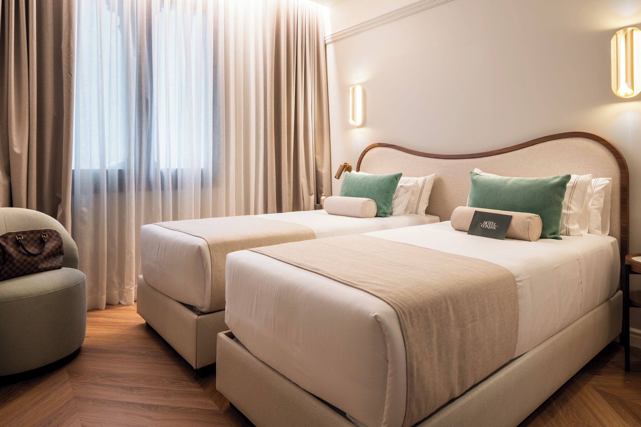 Zimmersafe, Schreibtisch, Verdunkelungsvorhänge, Bügeleisen/Bügelbrett