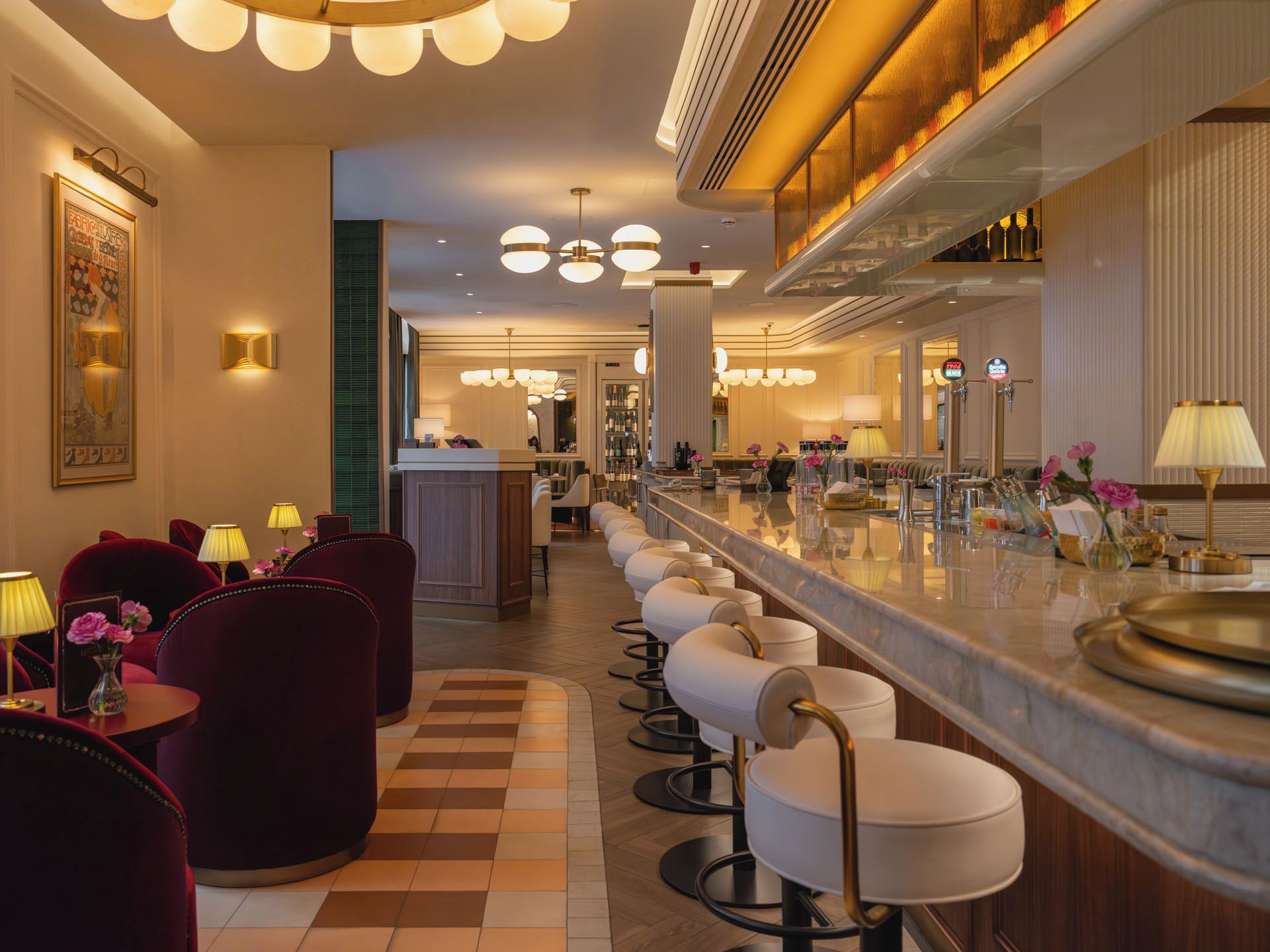 Un espace bar offrant différentes options d’assises, notamment des tabourets de bar et des fauteuils rembourrés, avec un comptoir et du matériel de bar.
