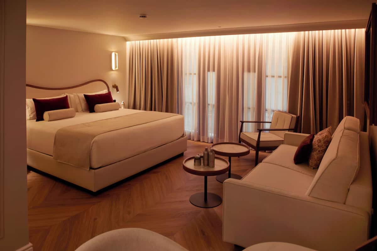 Suíte estúdio júnior | Cofres nos quartos, escrivaninha, cortinas blackout