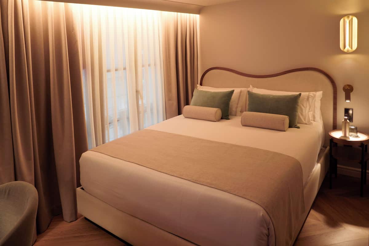 Quarto casal standard | Cofres nos quartos, escrivaninha, cortinas blackout