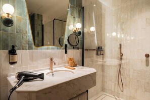 Cabezal de ducha tipo lluvia, secador de pelo, toallas