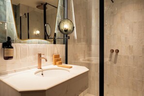 Standard Double Room | Bathroom | Rainfall showerhead, hair dryer, towels - Hotel Condal (Barcelona)