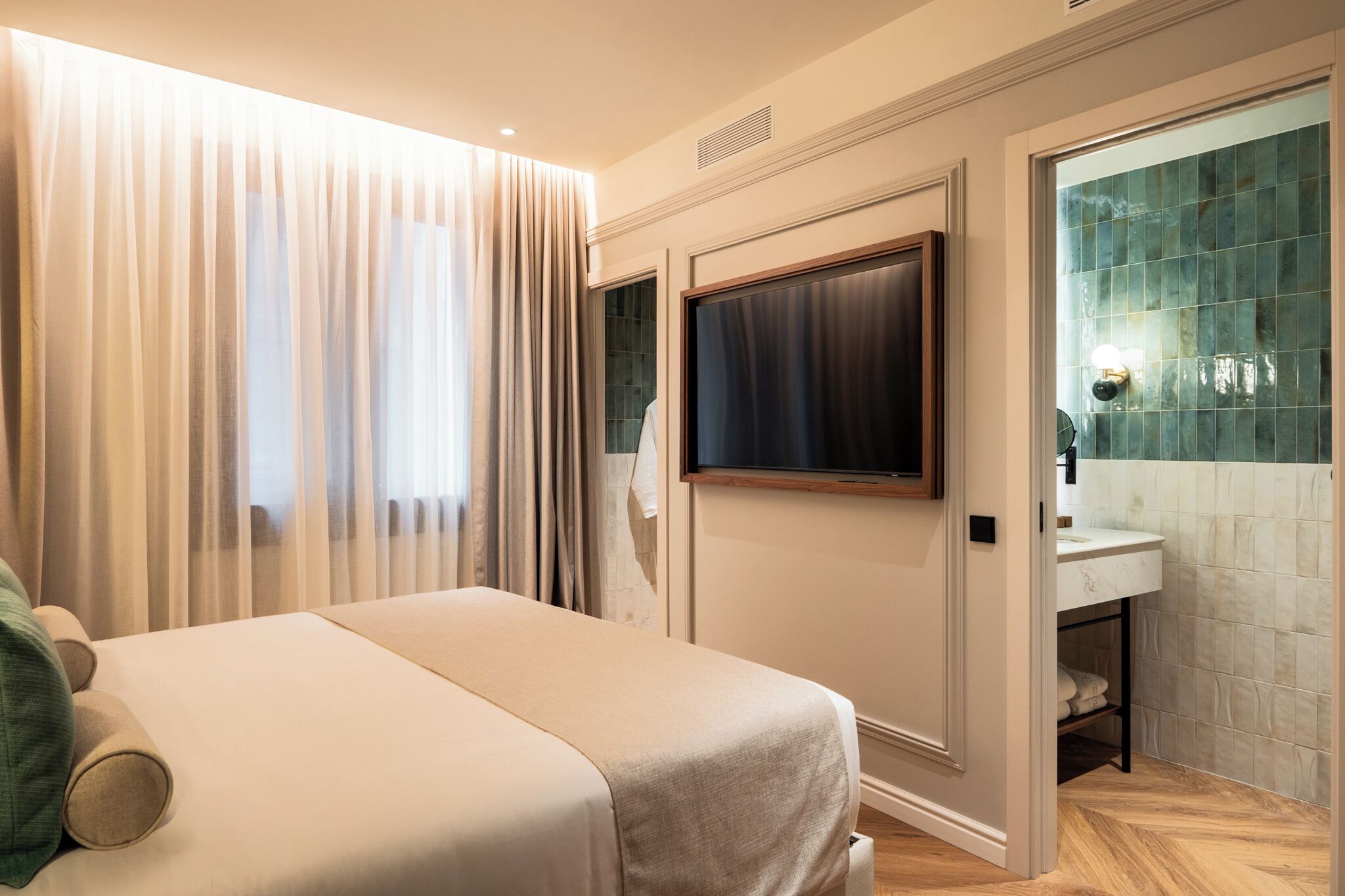 Caja de seguridad en la habitación, escritorio y cortinas blackout 