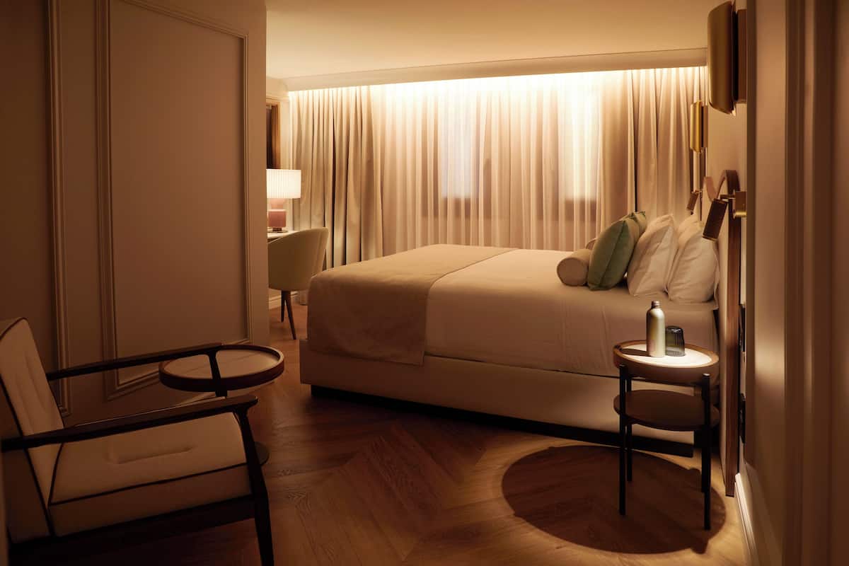 Quarto casal luxo | Cofres nos quartos, escrivaninha, cortinas blackout