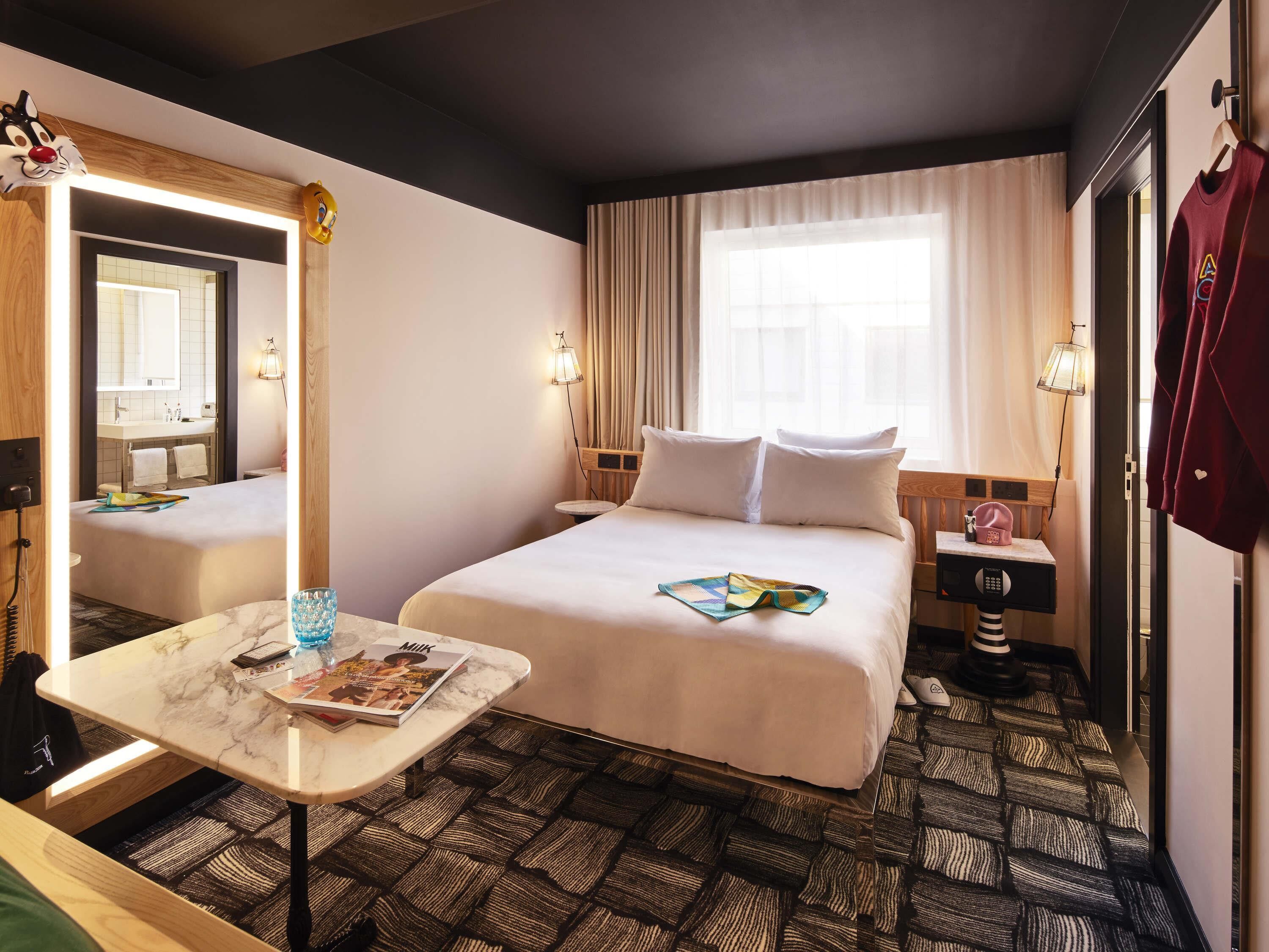 Ropa de cama de alta calidad y caja de seguridad en la habitación 