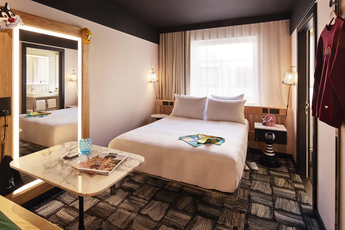 Ropa de cama de alta calidad y caja de seguridad en la habitación