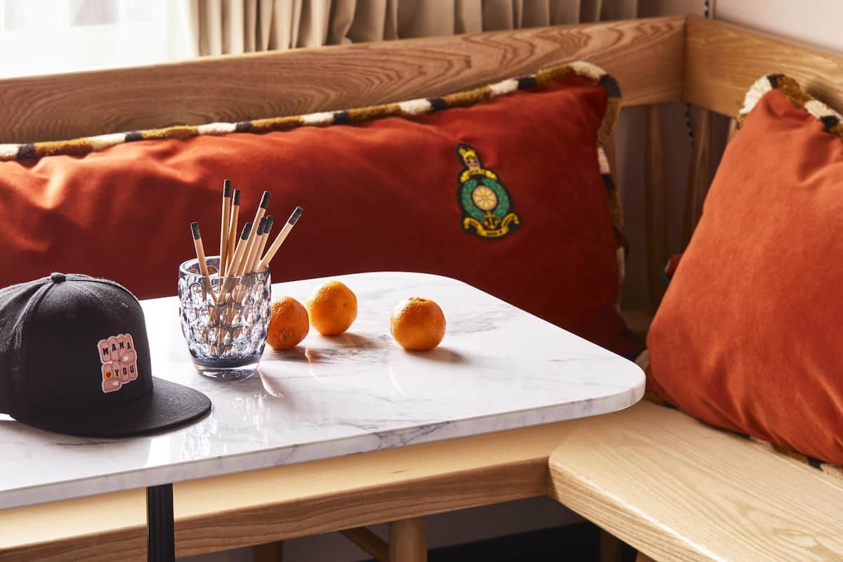 Ropa de cama de alta calidad y caja de seguridad en la habitación