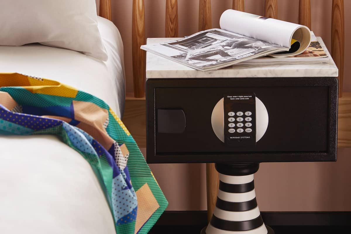Peralatan tempat tidur premium, peti besi dalam bilik, meja