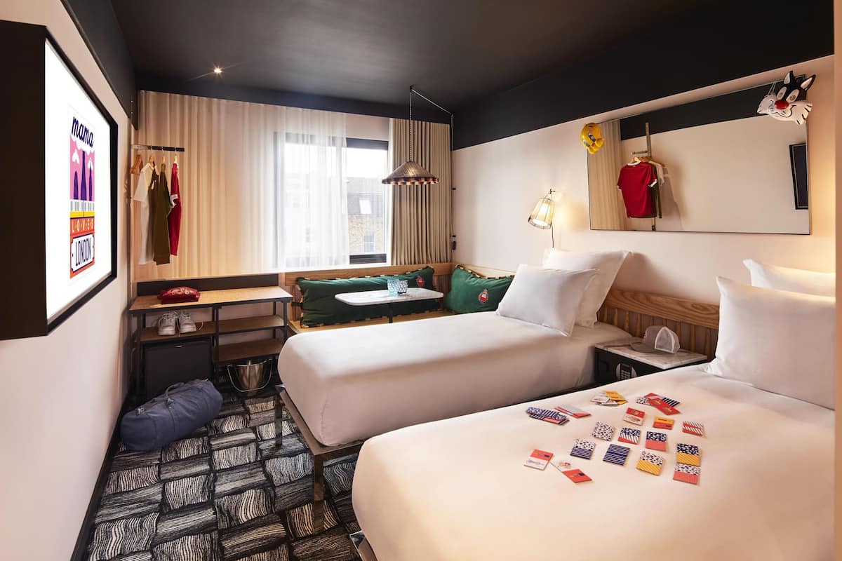 Ropa de cama de alta calidad y caja de seguridad en la habitación