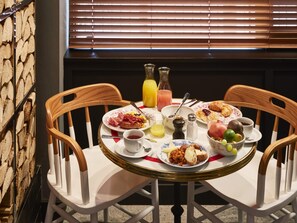 Bữa sáng kiểu Anh hàng ngày (20 GBP/mỗi người) 