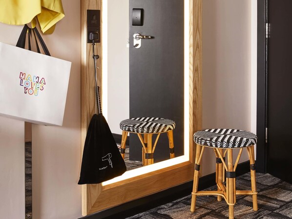 Ropa de cama de alta calidad y caja de seguridad en la habitación