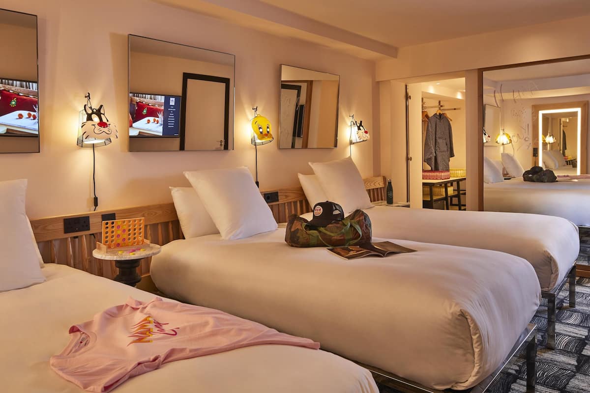 Ropa de cama de alta calidad y caja de seguridad en la habitación