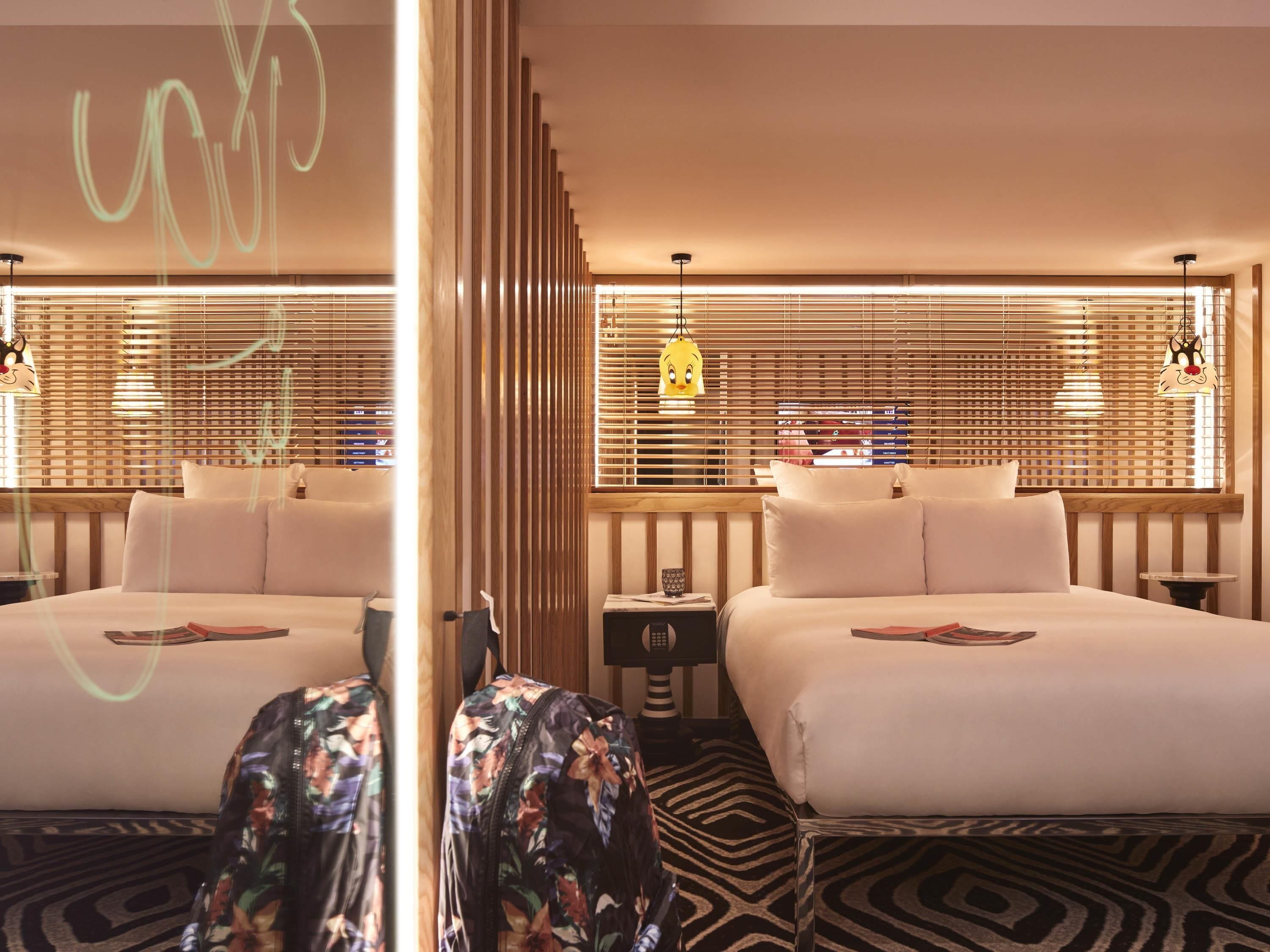 Ylelliset vuodevaatteet, tallelokero huoneessa, työpöytä, äänieristys