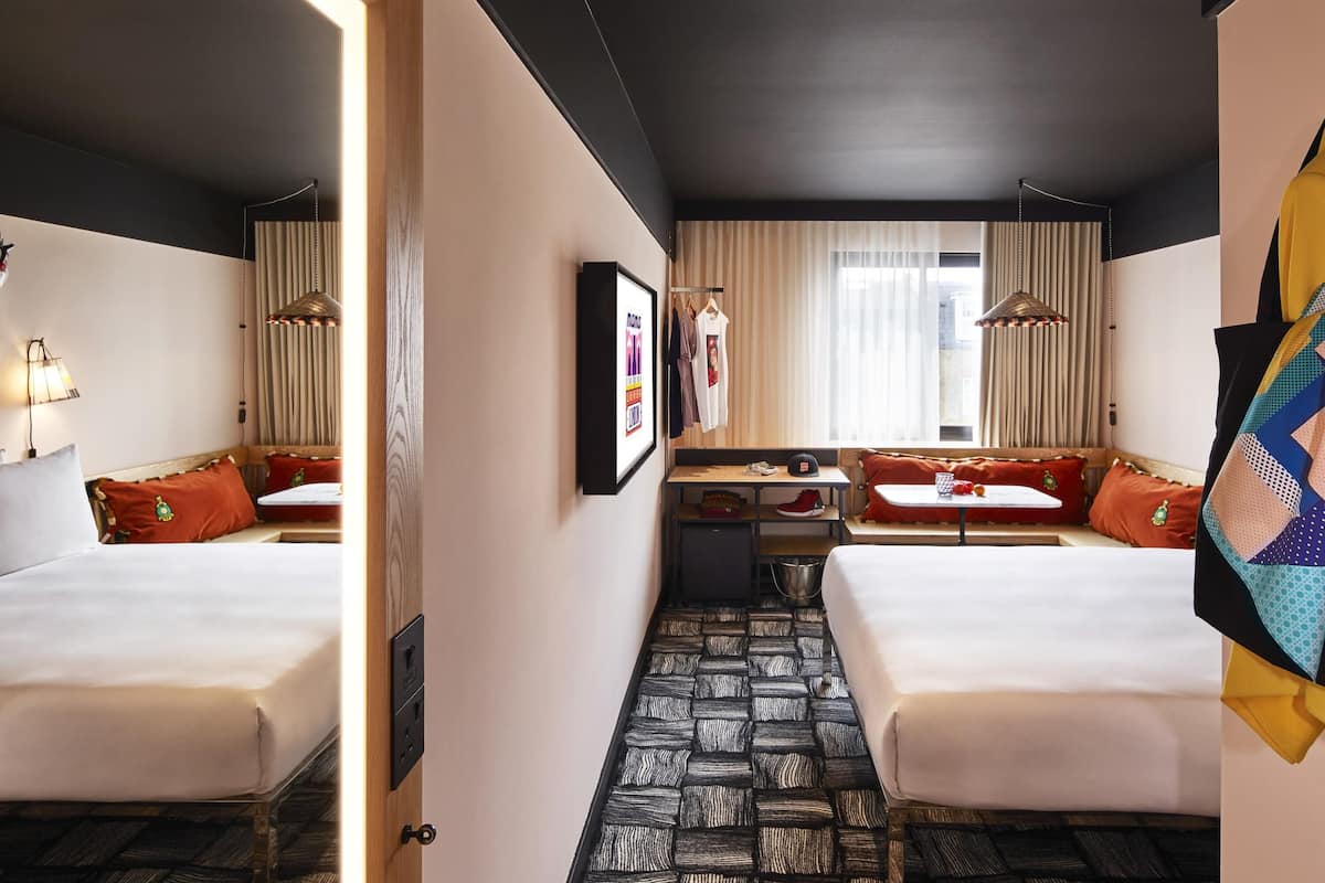 Ropa de cama de alta calidad y caja de seguridad en la habitación