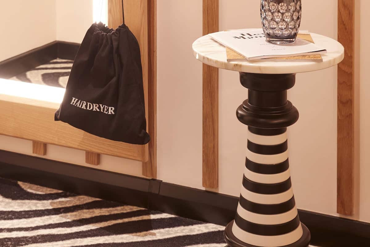 Ropa de cama de alta calidad y caja de seguridad en la habitación