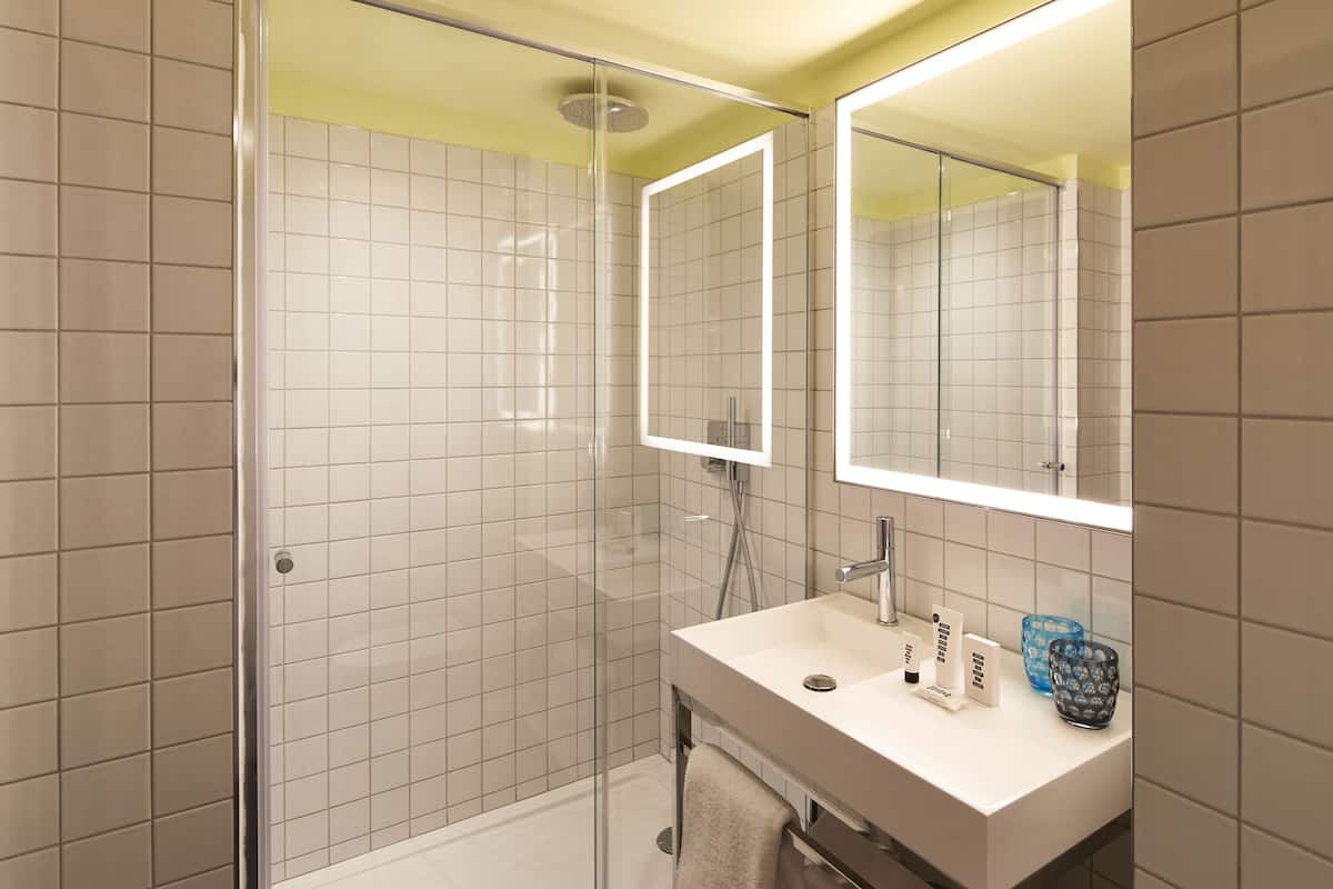 Shower, free toiletries, hair dryer, towels